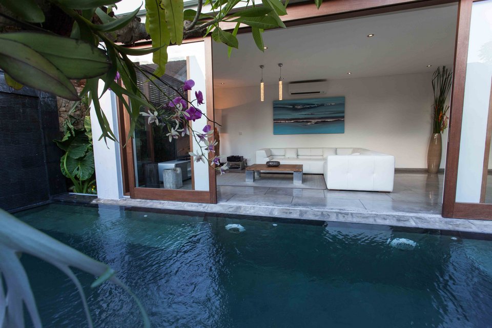 Seminyak Villa Deluxe Kima Surfcamp Bali Unterkunft mit Pool