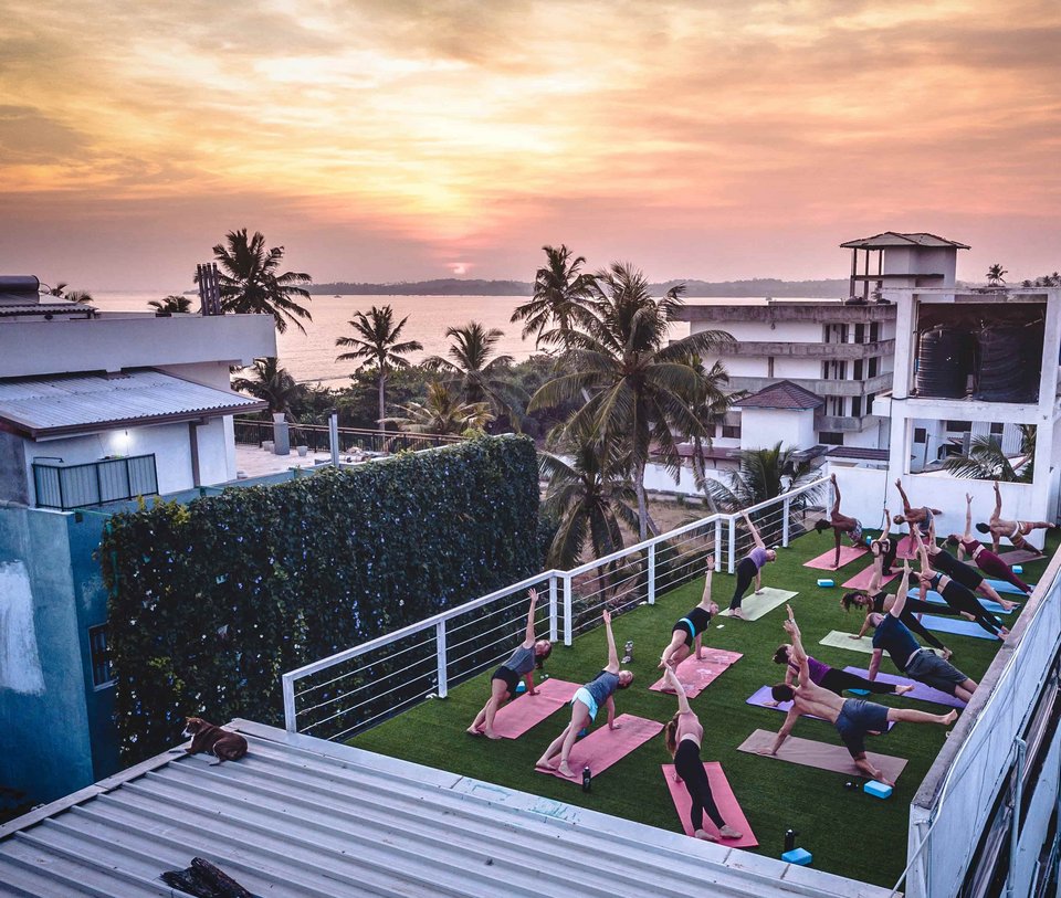 Yoga auf der Dachterrasse beim Sonnenuntergang