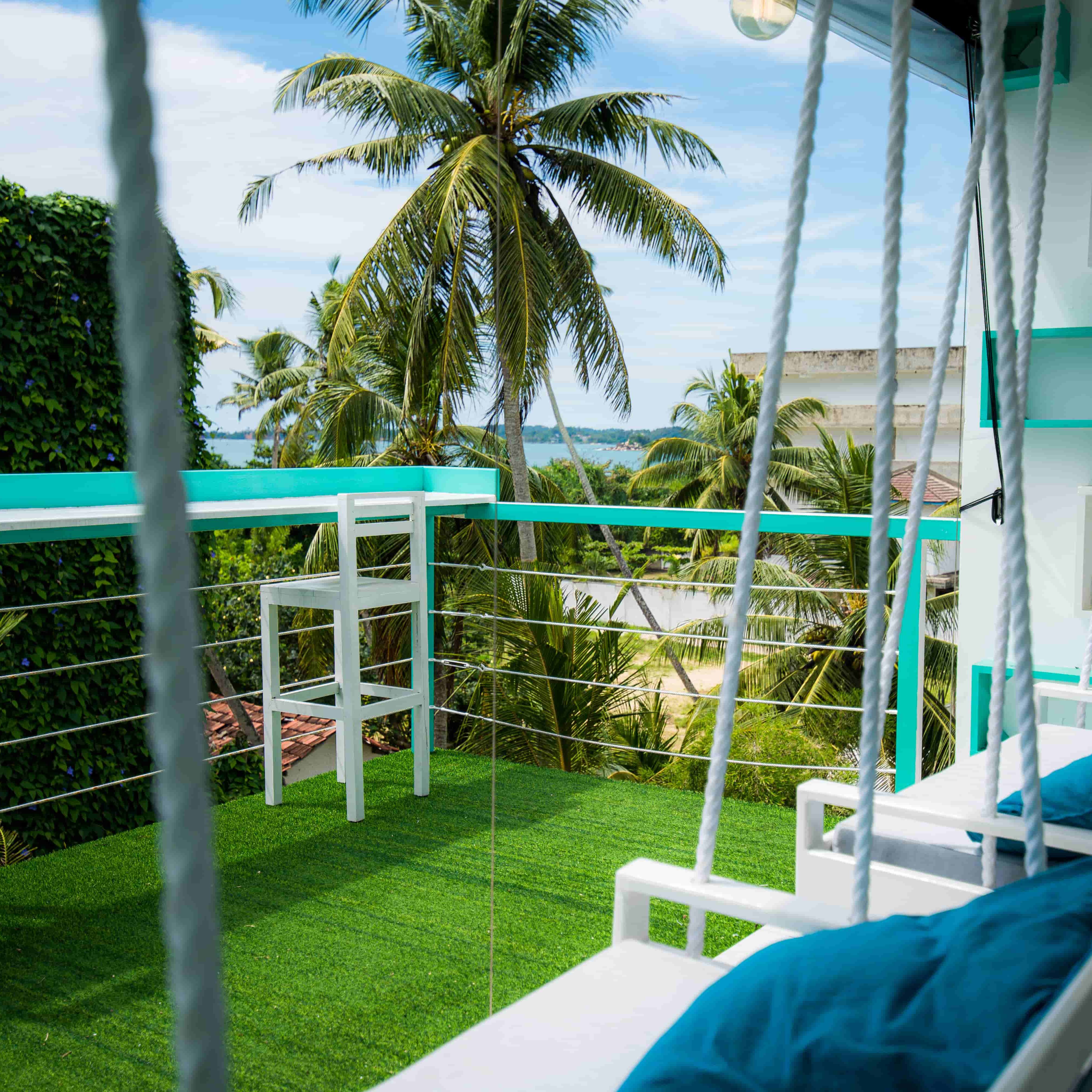 Dachterrasse mit Aussicht ins Grüne und auf die Bucht von Weligama