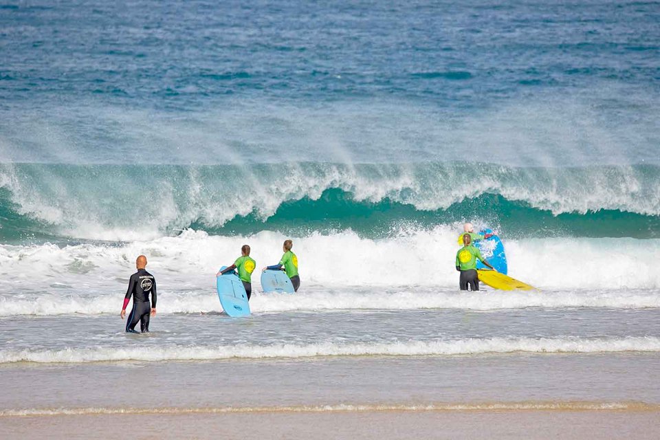 Riders Surf'n Bike Surfcamp El Cotillo Kanaren Fuerteventura Surfen elrnen anfänger Surfkurs