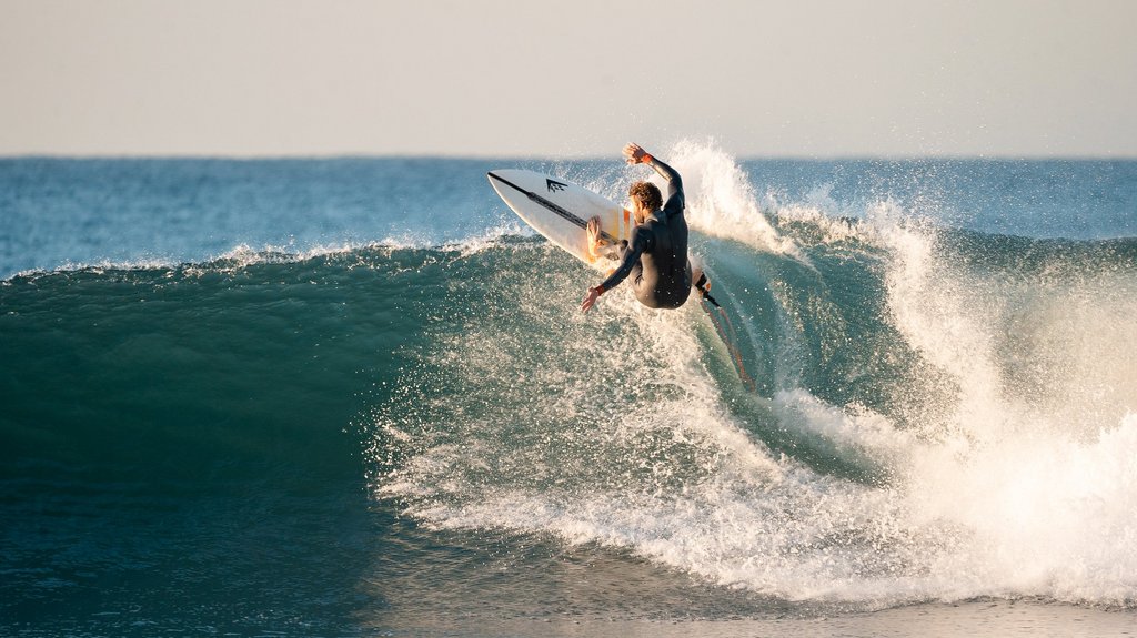 Ein Surfer wechselt die Richtung mit einem Top-Turn