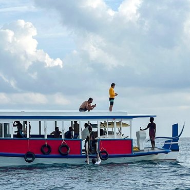Ein Boot, beste Freunde und ein Haufen Bretter