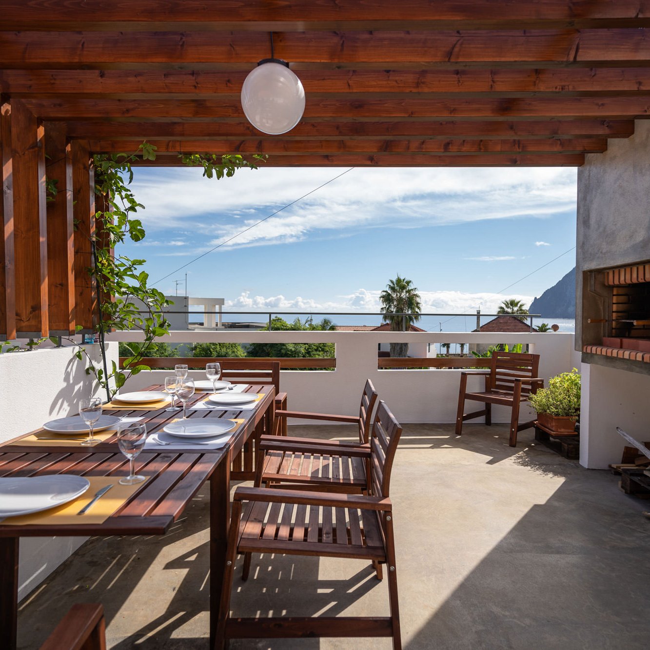 Schönen Ausblick von der Dachterasse im Surfcamp Port da Cruz auf Madeira Schönen Ausblick von der Dachterasse im Surfcamp Port da Cruz auf Madeira