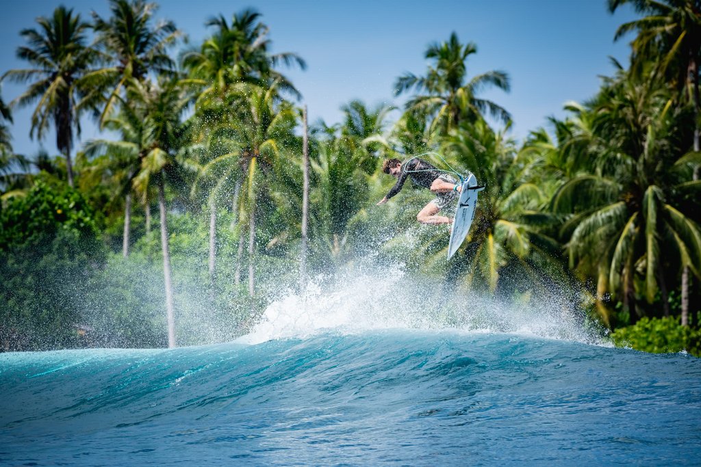 Das wellenreiten magazin das deutsche Surfmagazin Leon in der Luft beim surfen