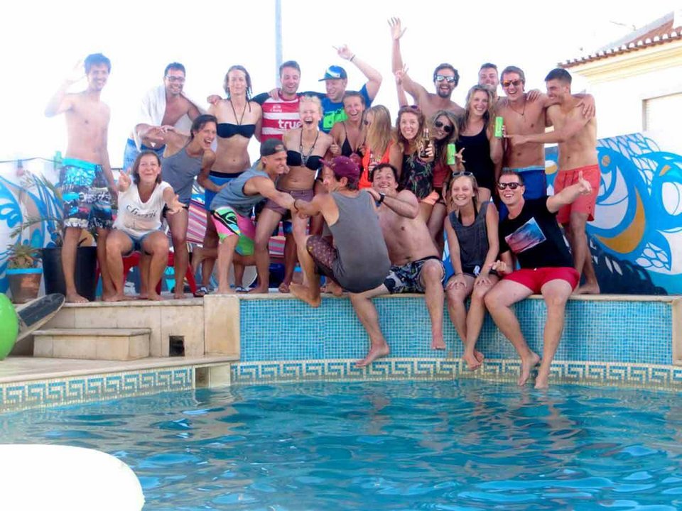 Drop In Surfcamp Portugal Lourinha Fun am Pool