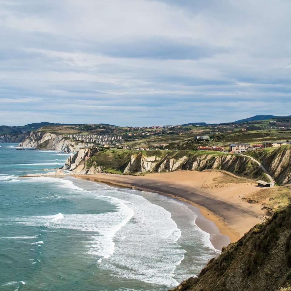 Eco Surfhouse Bilbao Surfcamp Spanien surfen am strand von bilbao