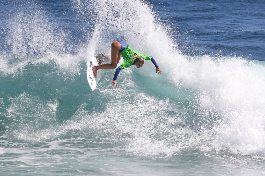 Noah Klapp surft einen ordentlichen Snap bei dem WSL Contest