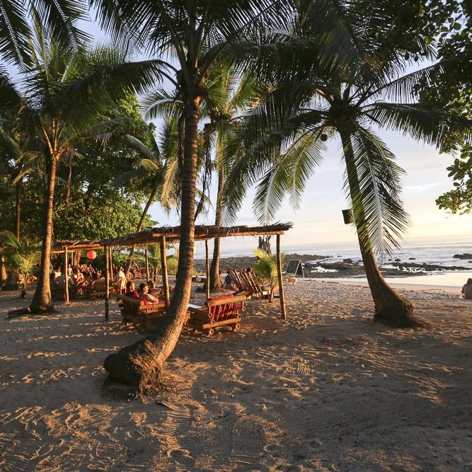 wellenreiten-ranchos-itauna-costa-rica-santa-teresa Strandrestaurant