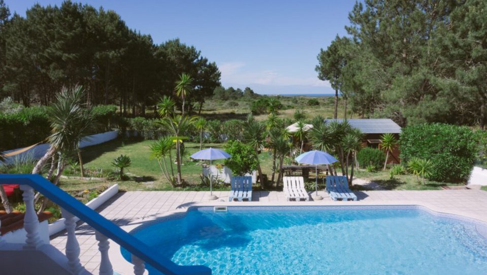 Pool der Villa mit Meerblick und grünem Garten