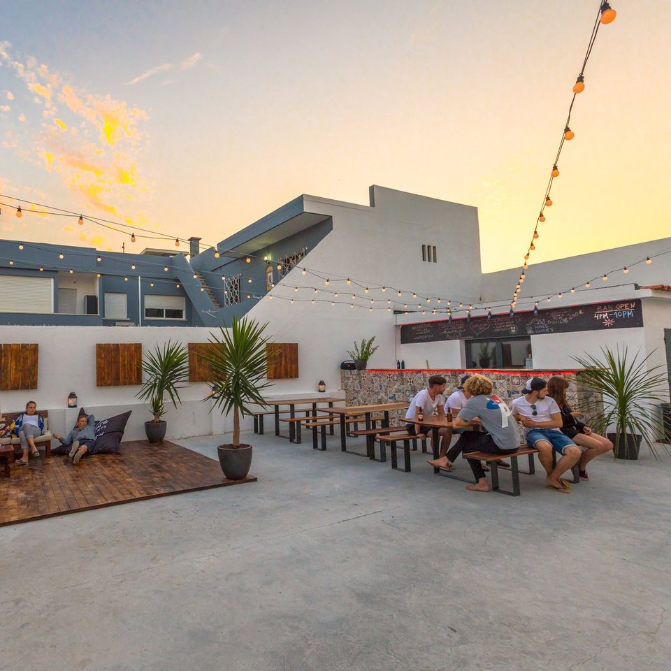 surfhouse caparica portugal surfen lernen hof mit bar