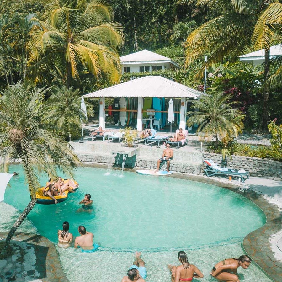 Lapoint Surfcamp Santa Teresa - Pool unter Palmen