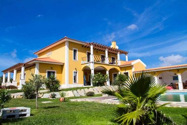 Drop In Surfcamp Portugal Lourinha pool