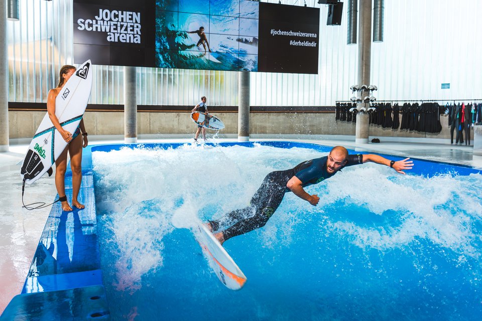 Jochen Schweizer Arena Indoor Surfen München Turns üben