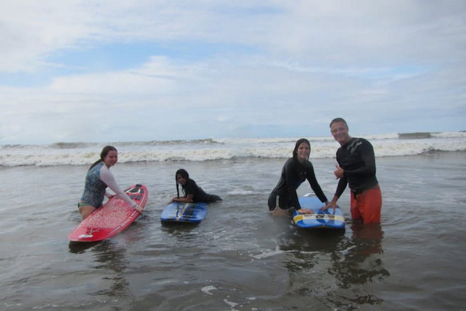 Surfcamp Guanico Panama surfen lernen in boardshorts und bikini