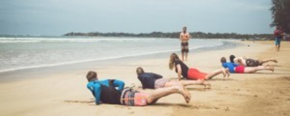 Drivethru Surfcamp Polhena Sri Lanka  surfen lernen in boardshorts