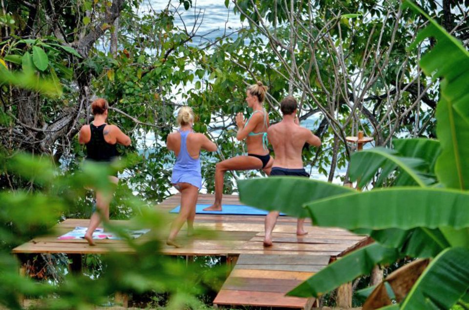 Zopilote Surfcamp Santa Teresa Costa Rica Yoga mit Meerblick