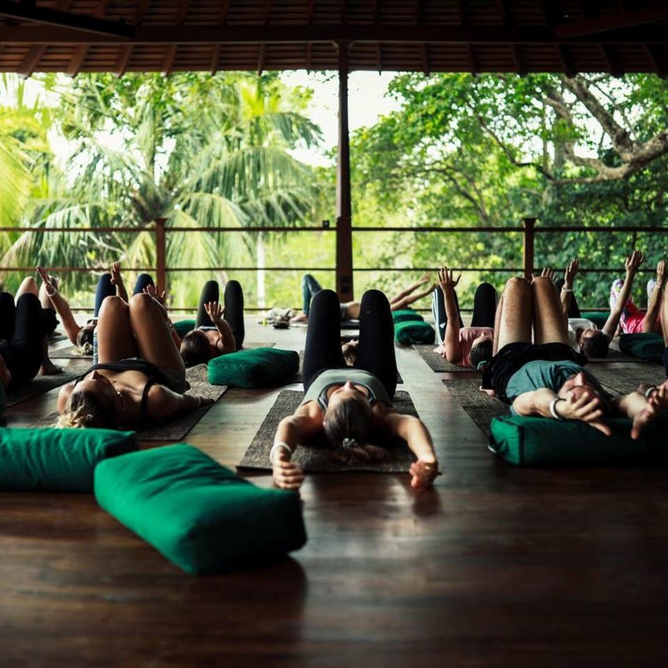 Yoga auf dem überdachten Deck