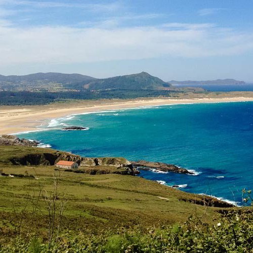 Grüne Landschaft und Meer um das Camino Surfcamp Spanien Camino Surfcamp Galizien Spanien Bucht von Valdovino