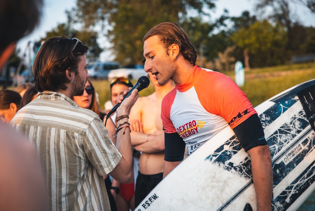 Nikolas Marusa holt sich den Sig beim Fluss Surf event