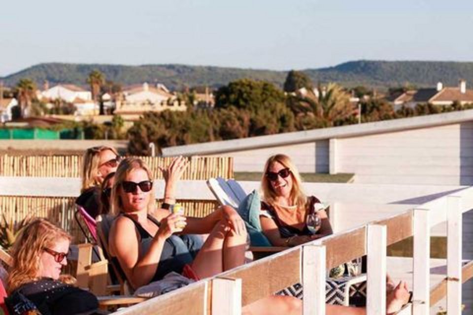 A-Frame Surfcamp Andalusien El Palmar Spanien terrasse sonnenbaden