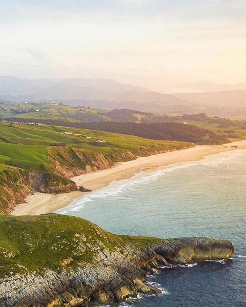 Wellenreiten in Spanien soweit das Auge reicht