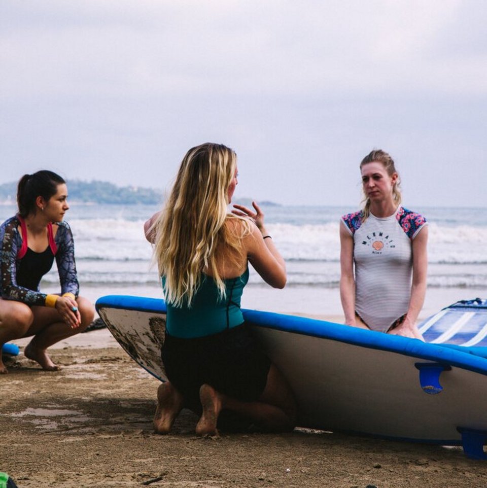 Mellow Hostel Surfcamp Sri lanka Ahangama aufwärmen am Strand Surfkurs