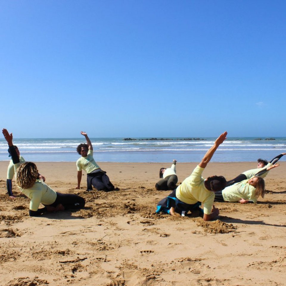 Westsurf Morocco Surfcamp Tamraght surfkurs am strand aufwärmen