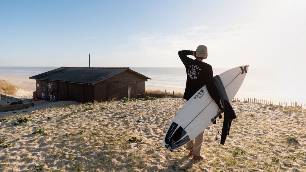 Ein Surfer macht vom Strand aus einen Spot check