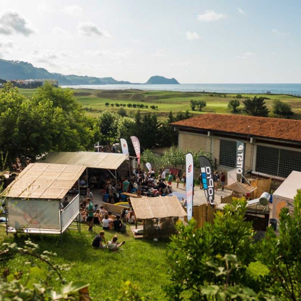 Surfcamp in Zarautz mitten im Grünen mit Blick auf die Küste Spaniens