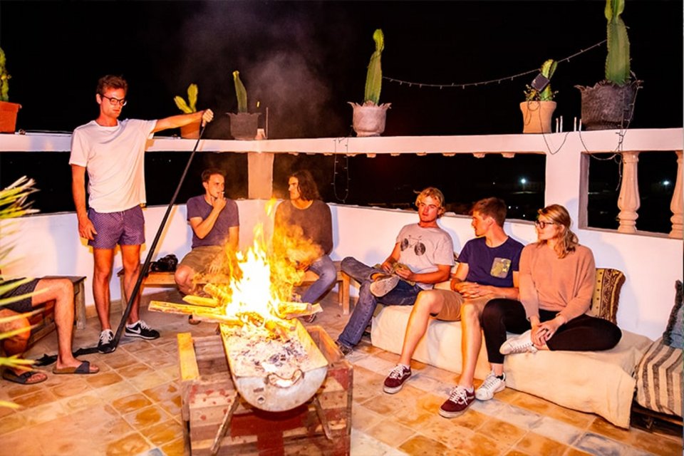 Pro Surfcamp Morocco Tamraght Dachterrasse Abendessen grillen