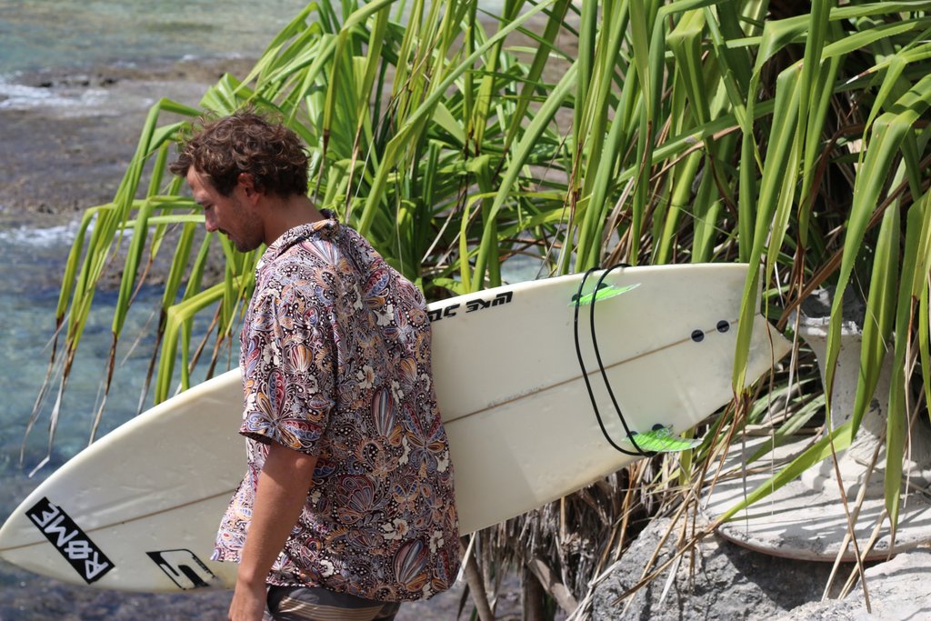Surfer in Bali mit Surfboard