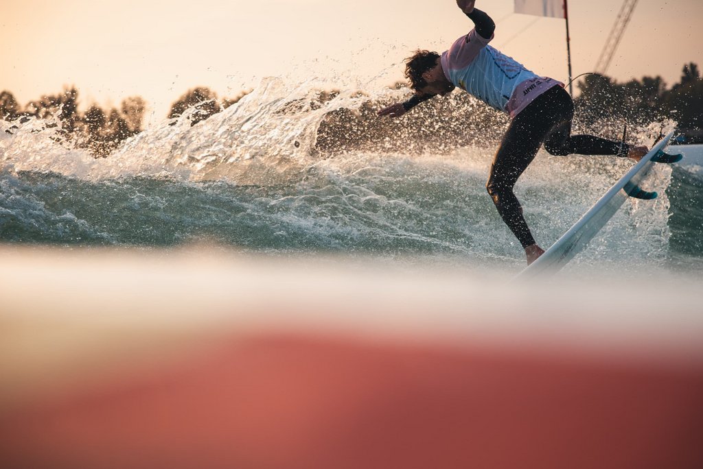 Surfer beim Springen auf der Welle 