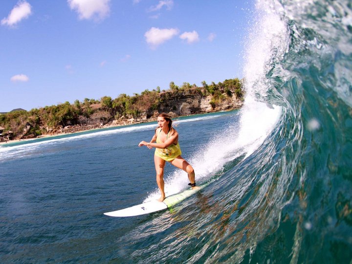 Surfguiding mit perfekten Wellen im Rapture Surfcamp Padang