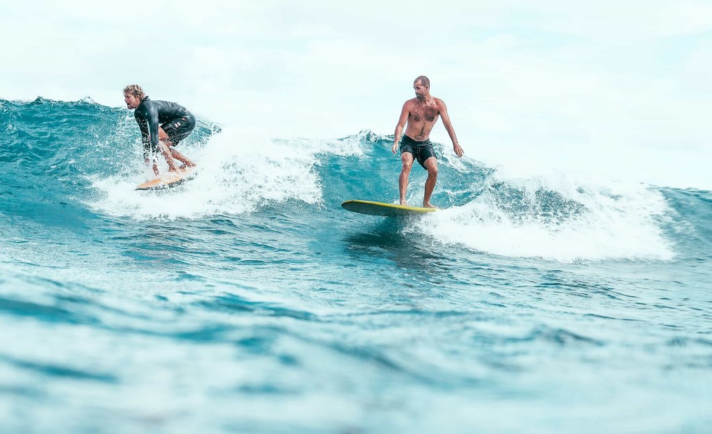 John Florence beim entspannten Surf in Hawai