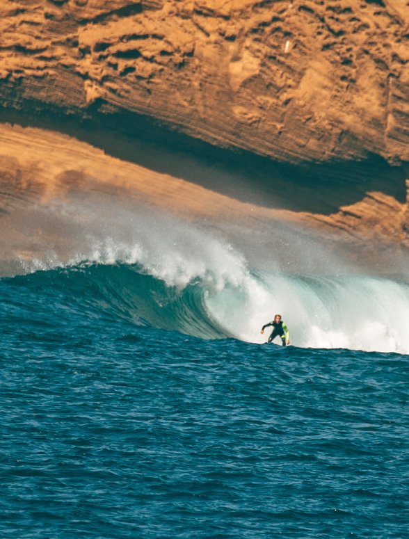 Wellenreiten vor der Küste vom Surfcamp auf Fuerteventura
