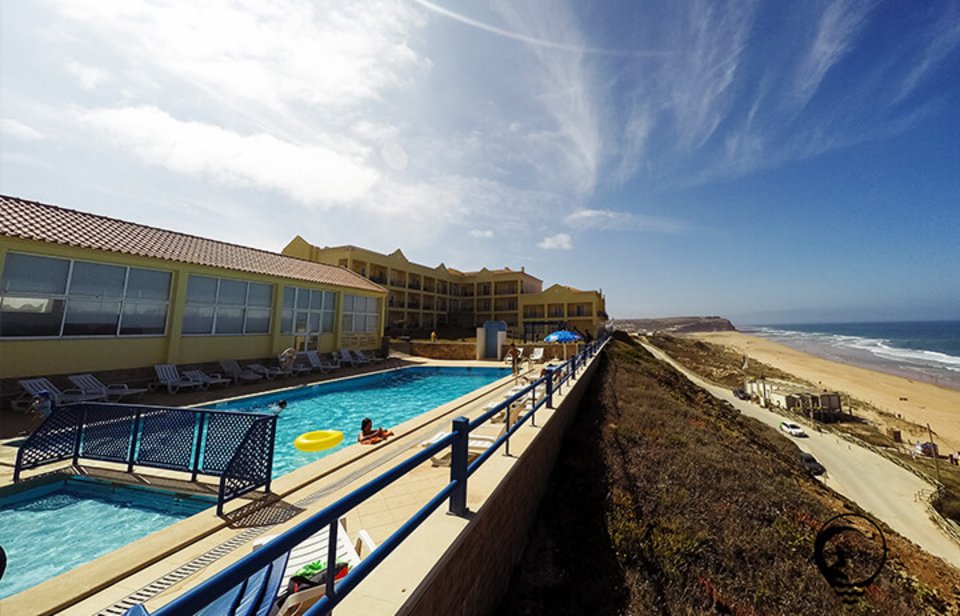 Atlantic Coast Surfcamp Santa Cruz Praia Azul Portugal unterkunft am strand