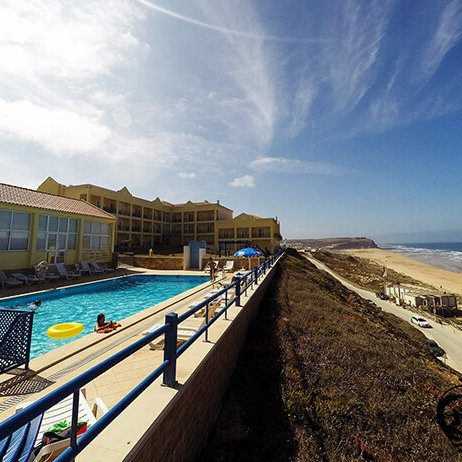 Atlantic Coast Surfcamp Santa Cruz Praia Azul Portugal unterkunft direkt am meer