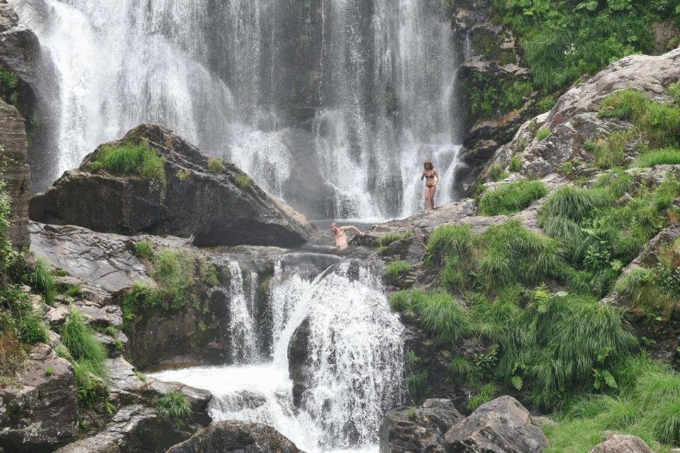 Camino Surfcamp Galizien Spanien wasserfall im hinterland von valdovino