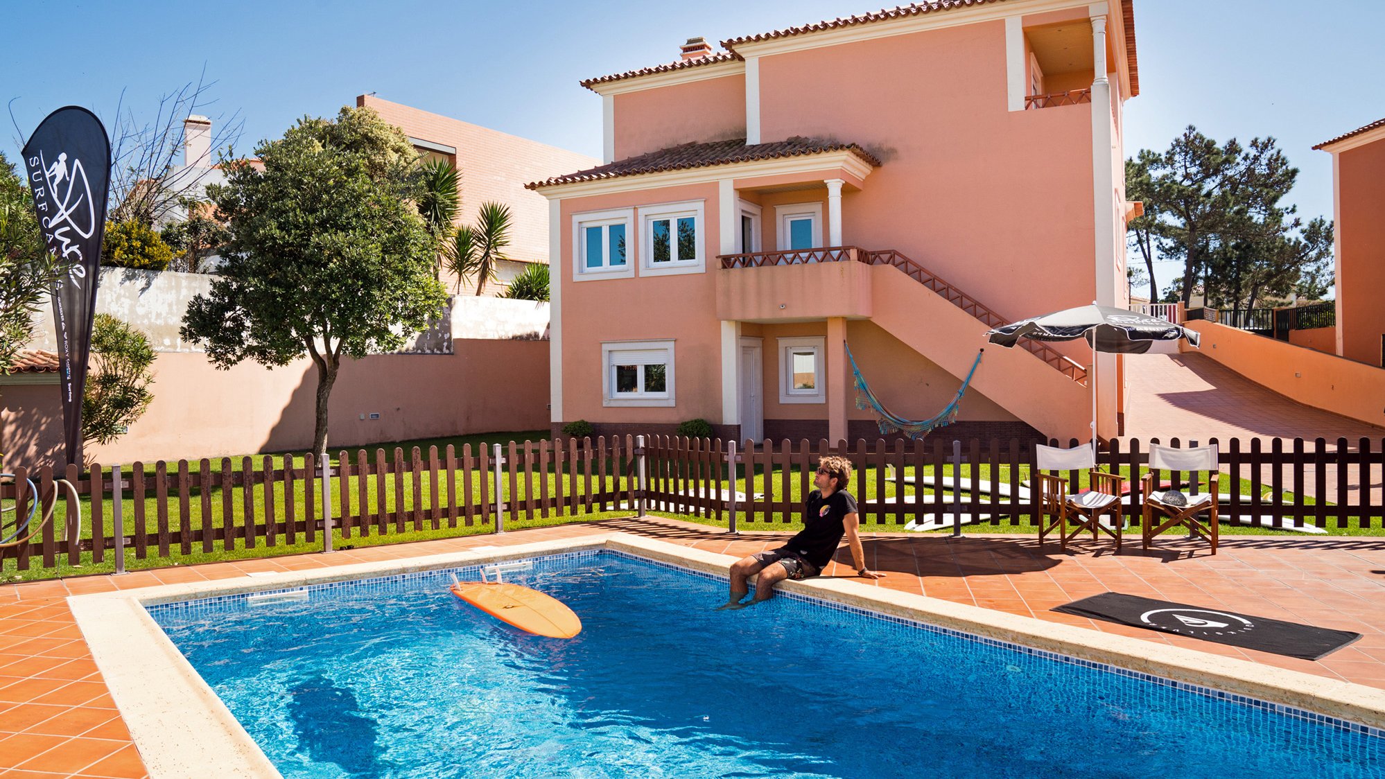 Surfcamp Portugal in Santa Cruz mit Pool