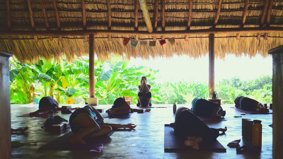Coco Loco Eco Surfcamp Punta Aposentillo Nicaragua  yoga deck