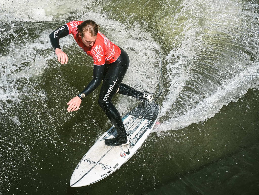 Surfer beim FLuss surfen in Deutschland
