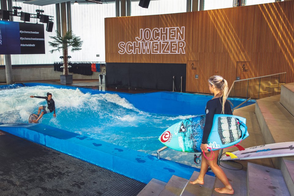 Jochen Schweizer Arena Indoor Surfen München private Surfsession