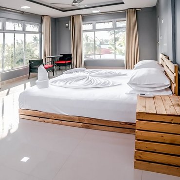 Zimmer mit viel Licht und Blick in den Garten