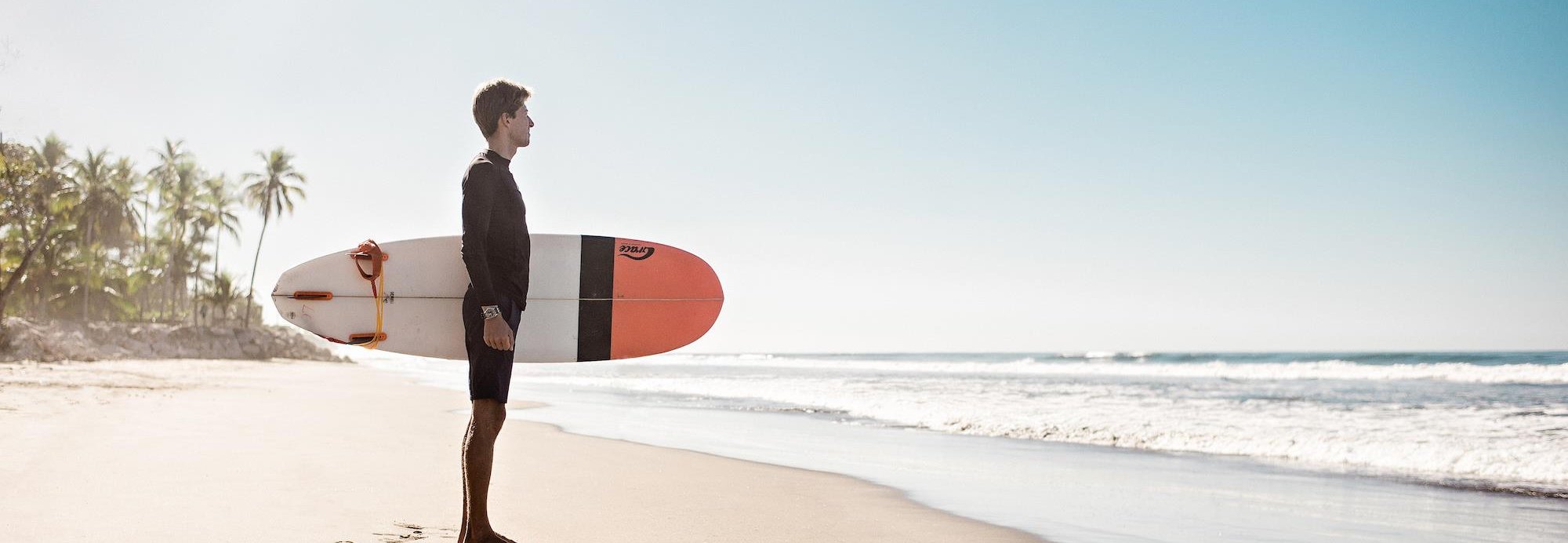 Los Clavos Surfcamp Nicaragua Los Aposentillos  mit dem Surfspot vor der Tür