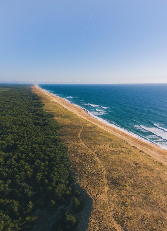 Die Atlantikküste in Frankreich mit ihrem endlosen Stränden Die Atlantikküste in Frankreich mit ihrem endlosen Stränden