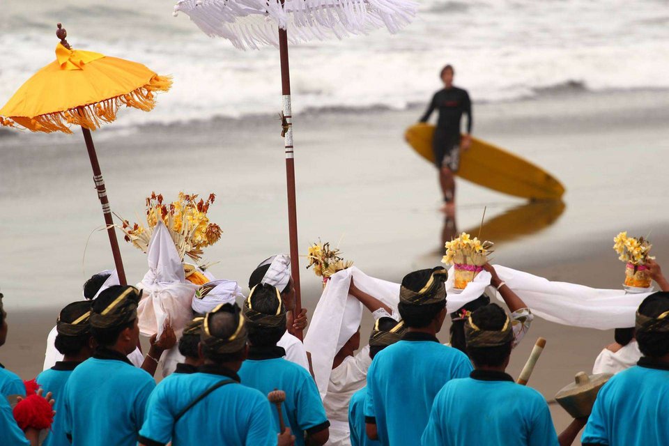 Stormrider Surfcamp and resort Bali Canggu Indo Zeremonie Insel der Geister