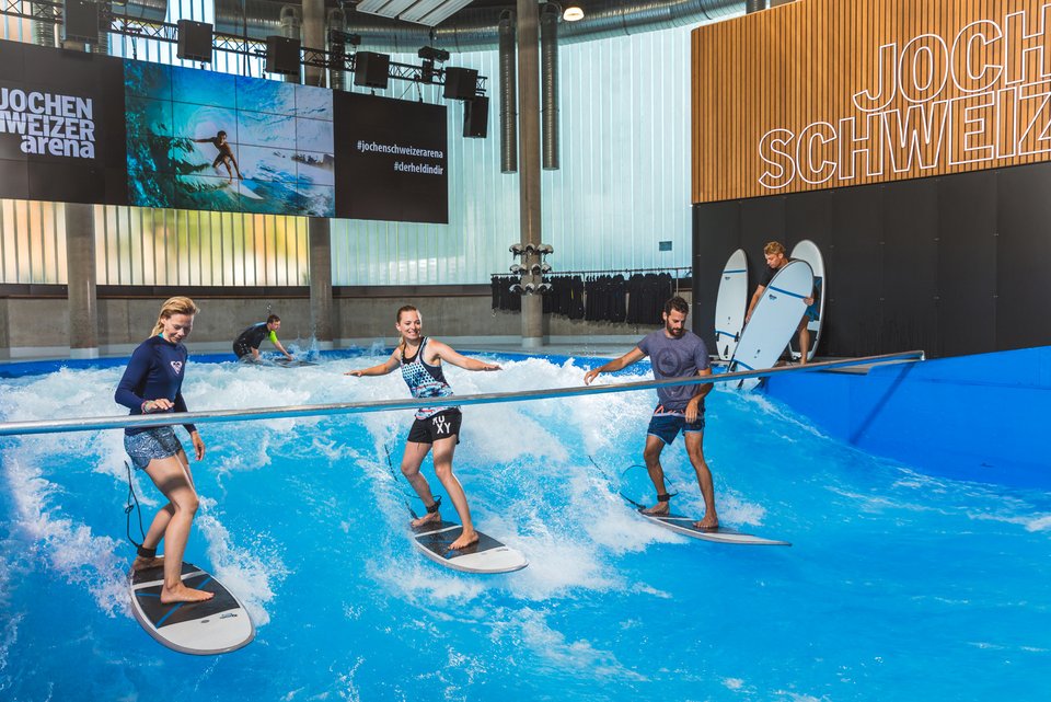 Jochen Schweizer Arena Indoor Surfen München Anfänger Session Querstange