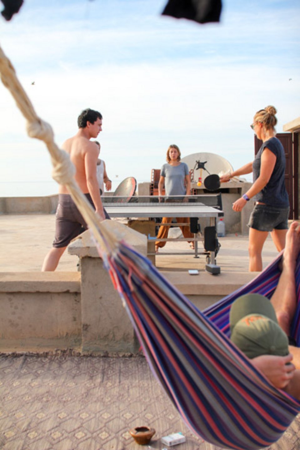 Camino Surfcamp Marokko Sidi Ifni Tischtennis mit Meerblick