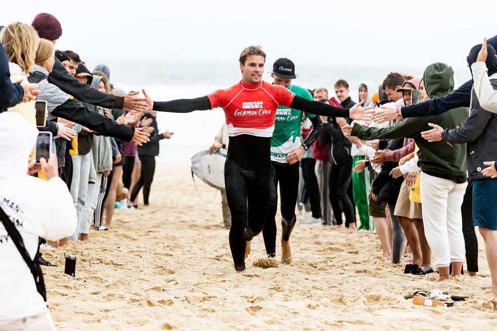Lennie Jensen gewinnt 2022 die Surfers Week beim Surfen