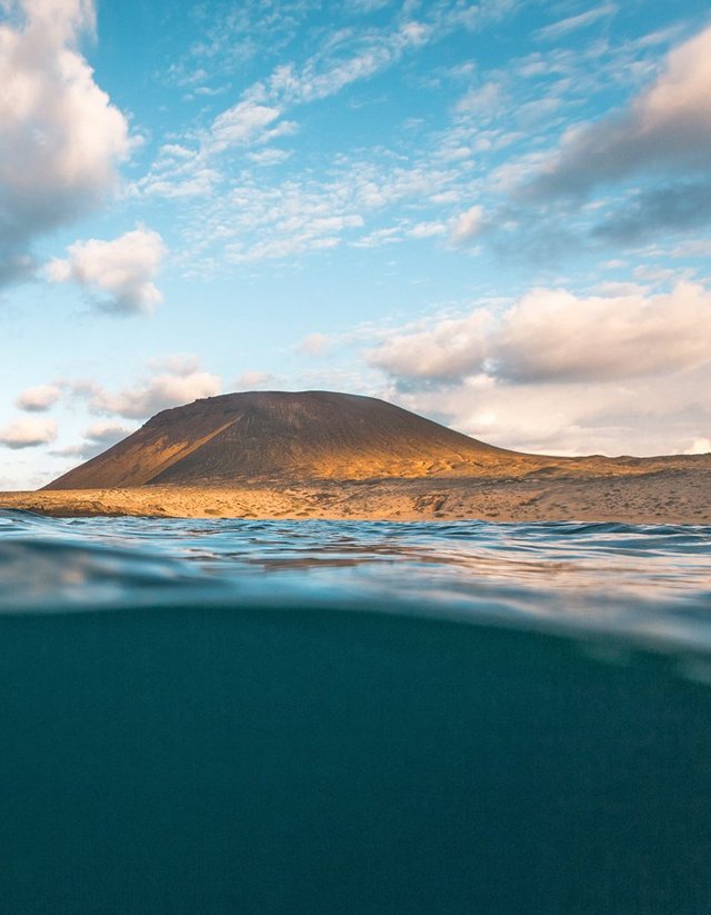 Mit einem Katamaran rausfahren und da die besten Wellen von Lanzarote surfen Mit einem Katamaran rausfahren und da die besten Wellen von Lanzarote surfen